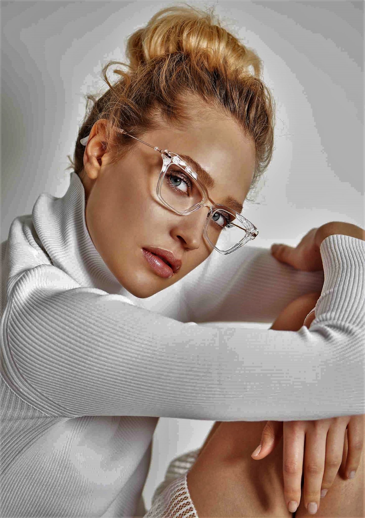 t Lunettes colorblock bianco e rosa per la nuova campagna