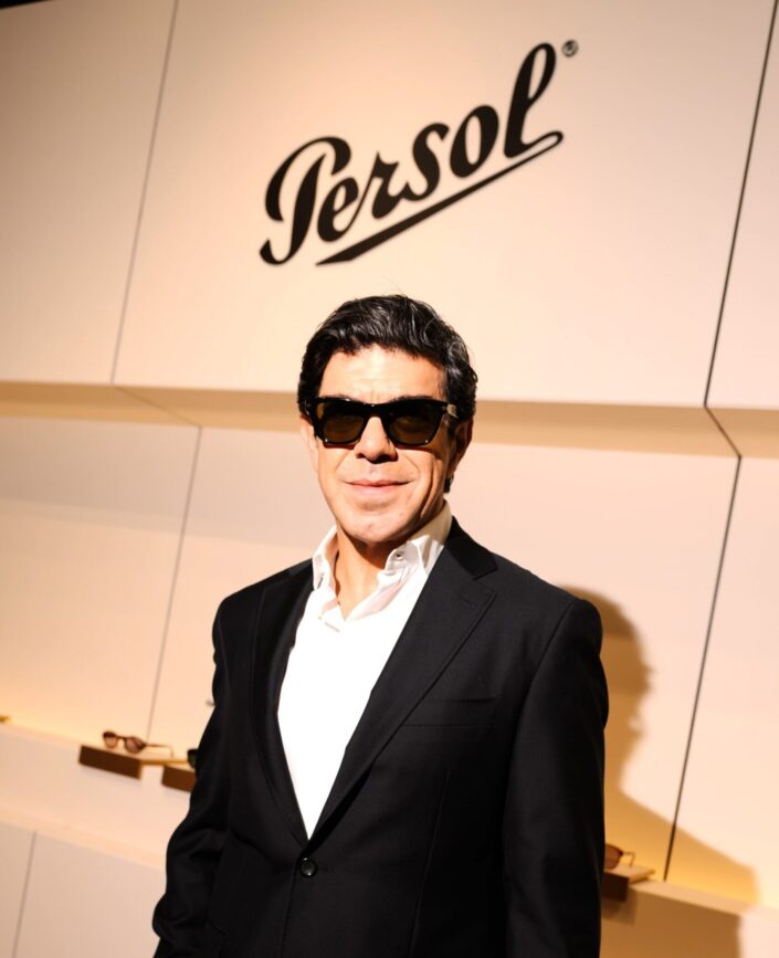 Persol a MIDO 2025: Pierfrancesco Favino in visita allo stand